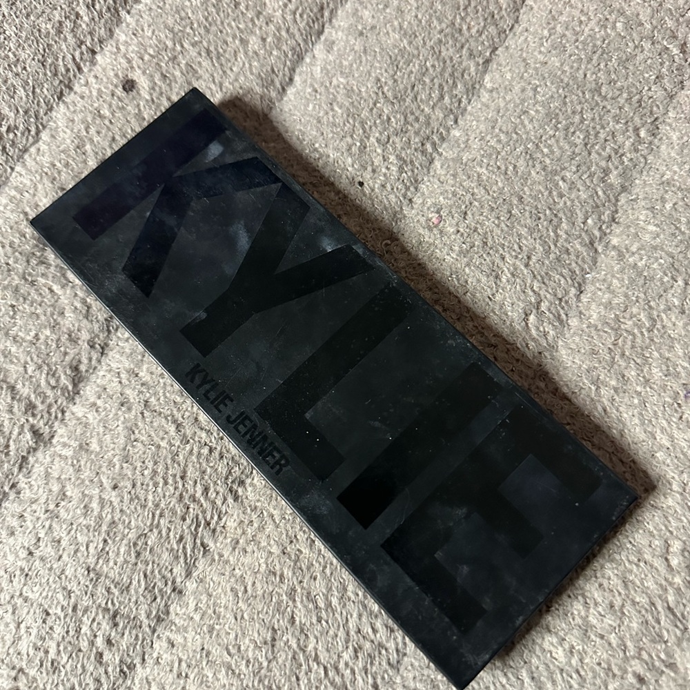 kylie eyeshadow palette